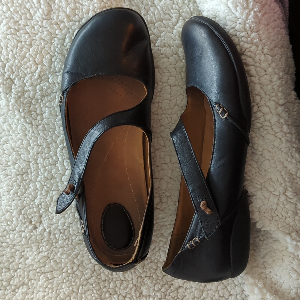Black leather Clarks Mary Janes w. diagonal strap | 10